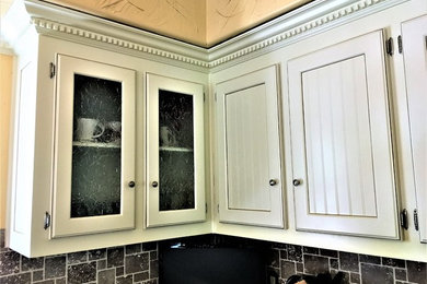 Foto de cocina comedor actual grande con armarios estilo shaker y puertas de armario blancas