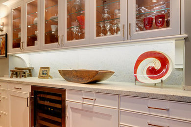 Immagine di una grande cucina design con ante bianche, paraspruzzi bianco, paraspruzzi in lastra di pietra, elettrodomestici in acciaio inossidabile, pavimento in legno massello medio, ante con riquadro incassato, top in cemento, pavimento marrone e top grigio