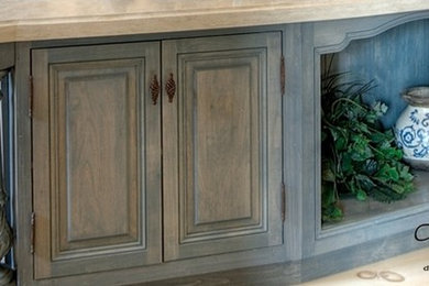 Exempel på ett mycket stort klassiskt kök, med luckor med upphöjd panel, blå skåp, granitbänkskiva och ljust trägolv