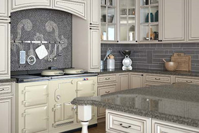 Esempio di una grande cucina con ante con riquadro incassato, ante bianche e top in granito