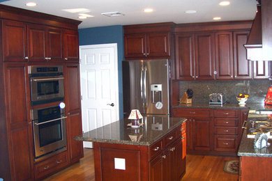 Kitchen - traditional kitchen idea in New York