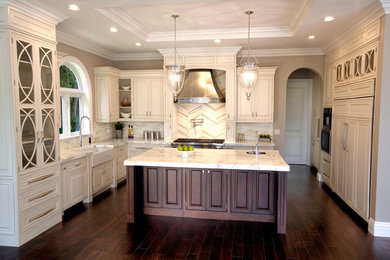 Exempel på ett mellanstort klassiskt kök, med en rustik diskho, luckor med upphöjd panel, vita skåp, marmorbänkskiva, beige stänkskydd, stänkskydd i stickkakel, rostfria vitvaror, mörkt trägolv och en köksö