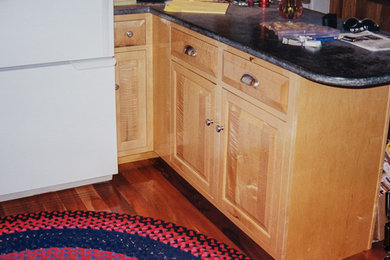 Modelo de cocina de estilo americano con armarios con paneles con relieve y puertas de armario de madera oscura