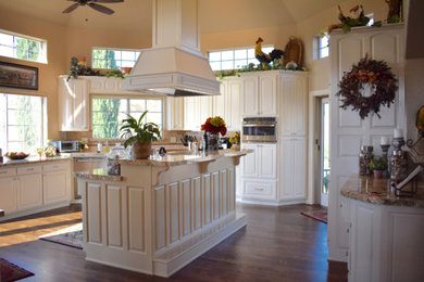 サクラメントにあるモダンスタイルのおしゃれなキッチン (レイズドパネル扉のキャビネット、白いキャビネット、木材カウンター) の写真