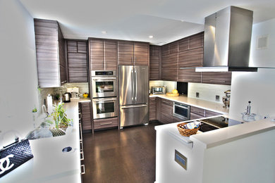 ロサンゼルスにあるモダンスタイルのおしゃれなキッチン (フラットパネル扉のキャビネット、白いキッチンパネル、サブウェイタイルのキッチンパネル、シルバーの調理設備) の写真