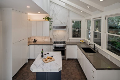 サンフランシスコにあるコンテンポラリースタイルのおしゃれなアイランドキッチン (フラットパネル扉のキャビネット、クオーツストーンカウンター、磁器タイルの床) の写真