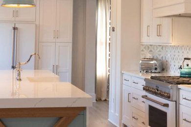 Foto de cocina mediterránea grande abierta con armarios estilo shaker, puertas de armario blancas, encimera de cuarzo compacto, una isla y encimeras blancas