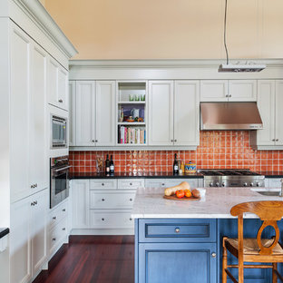 Klassische Küche mit Schrankfronten mit vertiefter Füllung, Küchenrückwand in Orange, Küchengeräten aus Edelstahl und blauen Schränken in Toronto