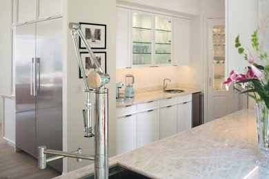 サンディエゴにある高級な広いトランジショナルスタイルのおしゃれなキッチン (一体型シンク、落し込みパネル扉のキャビネット、白いキャビネット、オニキスカウンター、白いキッチンパネル、シルバーの調理設備、ラミネートの床、グレーの床、白いキッチンカウンター) の写真
