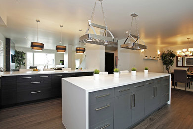 Immagine di un cucina con isola centrale moderno con ante lisce