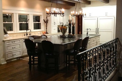 Example of a classic kitchen design in San Diego