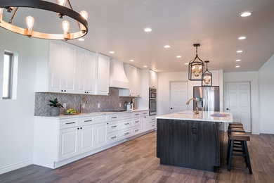 Eat-in kitchen - eat-in kitchen idea in Albuquerque with an island