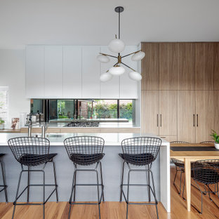 This is an example of a contemporary kitchen in Melbourne.