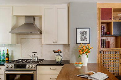 Imagen de cocina moderna con armarios con paneles lisos, encimera de mármol y encimeras negras