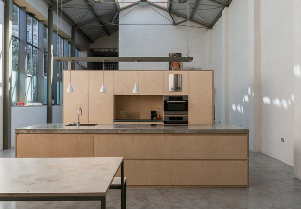 Industrial Kitchen by Henning Stummel Architects Ltd