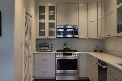 Example of a transitional l-shaped eat-in kitchen design in Birmingham with a peninsula