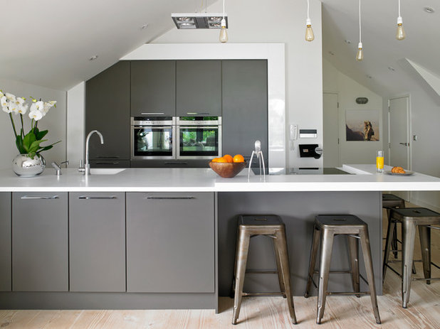 Contemporary Kitchen by Wayne Moore Construction Ltd