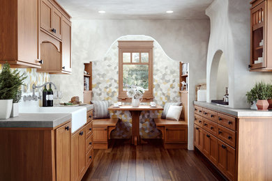 Klassische Küche ohne Insel mit Landhausspüle, Schrankfronten im Shaker-Stil, hellbraunen Holzschränken, bunter Rückwand und braunem Holzboden in Sacramento