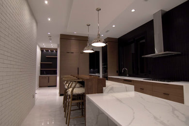バンクーバーにある高級な小さなコンテンポラリースタイルのおしゃれなキッチン (シングルシンク、フラットパネル扉のキャビネット、茶色いキャビネット、珪岩カウンター、黒いキッチンパネル、セラミックタイルのキッチンパネル、シルバーの調理設備、セメントタイルの床、白い床、白いキッチンカウンター) の写真