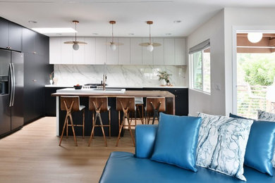 Esempio di una cucina design con pavimento in legno massello medio e pavimento marrone