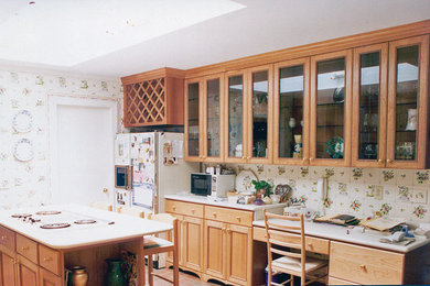 シャーロットにあるトラディショナルスタイルのおしゃれなキッチン (落し込みパネル扉のキャビネット、中間色木目調キャビネット、人工大理石カウンター、カラー調理設備) の写真