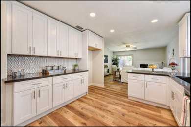 Kitchen - cottage kitchen idea in Sacramento