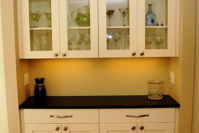 Ejemplo de cocina contemporánea grande con armarios tipo vitrina, puertas de armario blancas, encimera de granito, suelo de madera en tonos medios y una isla
