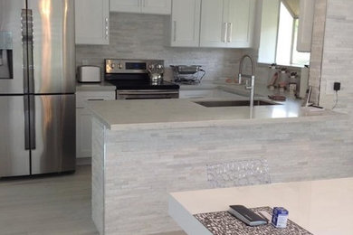 Example of a small trendy u-shaped kitchen design in Miami with a single-bowl sink, shaker cabinets, white cabinets, quartz countertops, white backsplash and stainless steel appliances