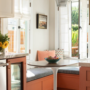 Cette image montre une cuisine méditerranéenne avec des portes de placard oranges, un sol en carreaux de ciment et aucun îlot.