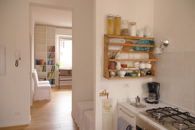 Idee per una cucina abitabile moderna con paraspruzzi bianco, paraspruzzi con piastrelle in ceramica e pavimento in legno massello medio
