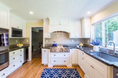 Design ideas for a traditional u-shaped kitchen in San Francisco.