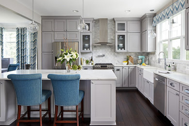 Bild på ett vintage vit vitt kök och matrum, med en rustik diskho, skåp i shakerstil, grå skåp, marmorbänkskiva, grått stänkskydd, stänkskydd i marmor, rostfria vitvaror, mörkt trägolv, en köksö och brunt golv