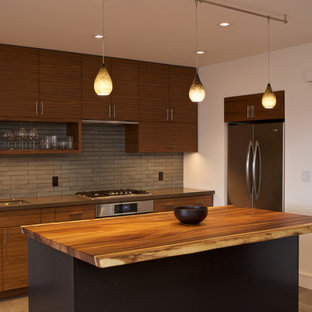 Foto di una grande cucina moderna con lavello a vasca singola, ante lisce, ante in legno bruno, top in quarzo composito, paraspruzzi blu, paraspruzzi con piastrelle in ceramica, elettrodomestici in acciaio inossidabile, pavimento con piastrelle in ceramica e pavimento blu