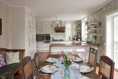Eklektisk inredning av ett mellanstort kök, med träbänkskiva, en dubbel diskho, vita skåp, rostfria vitvaror, mellanmörkt trägolv och luckor med infälld panel