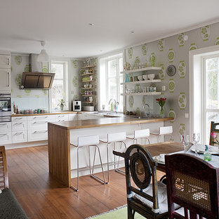 Foto di una cucina boho chic di medie dimensioni con top in legno, ante bianche, elettrodomestici in acciaio inossidabile, pavimento in legno massello medio, nessuna isola e ante con riquadro incassato