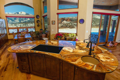 デンバーにある地中海スタイルのおしゃれなキッチンの写真