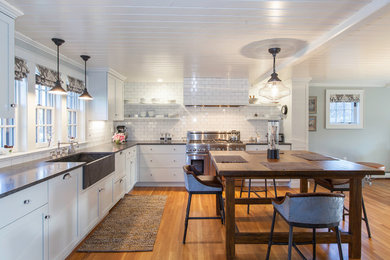 Offene, Mittelgroße Klassische Küche in L-Form mit Kücheninsel in Boston