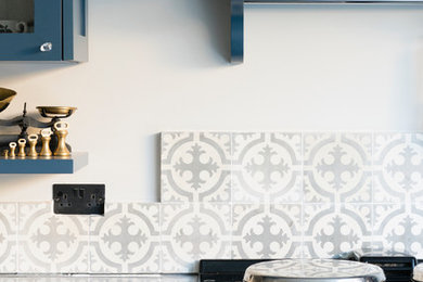 Landhausstil Küche mit Schrankfronten im Shaker-Stil, blauen Schränken, Granit-Arbeitsplatte, bunter Rückwand und Rückwand aus Keramikfliesen in London