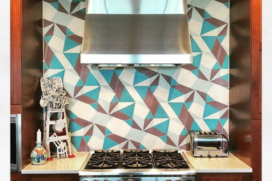 オースティンにある高級なトランジショナルスタイルのおしゃれなキッチン (マルチカラーのキッチンパネル、白いキッチンカウンター) の写真