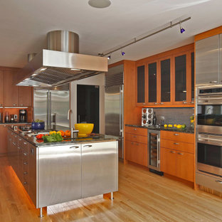 Mid-century modern kitchen appliance - Inspiration for a 1950s kitchen remodel in New York