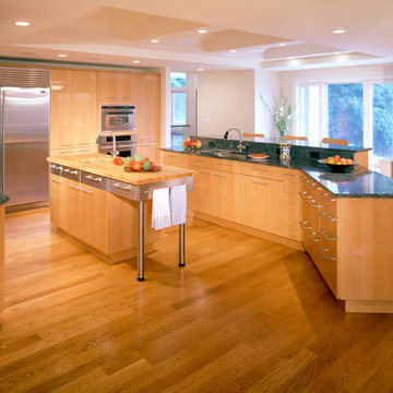 Chadds Ford Contemporary/High Gloss Maple Kitchen