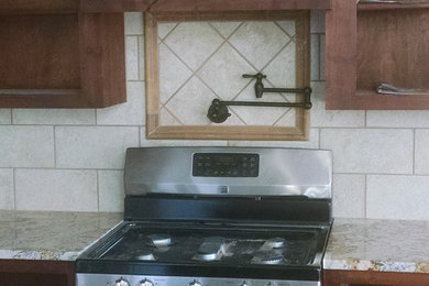 Стильный дизайн: кухня в стиле рустика с бежевым фартуком и фартуком из керамогранитной плитки - последний тренд