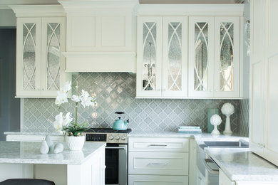 Ispirazione per una grande cucina chic con lavello stile country, ante in stile shaker, top in quarzo composito, paraspruzzi grigio, paraspruzzi con piastrelle in ceramica, elettrodomestici in acciaio inossidabile, pavimento in sughero e pavimento grigio