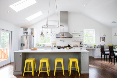 ローリーにあるトランジショナルスタイルのおしゃれなアイランドキッチン (白いキッチンパネル、サブウェイタイルのキッチンパネル) の写真