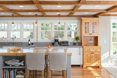 Große Landhaus Küche mit Landhausspüle, Schrankfronten im Shaker-Stil, braunem Holzboden, Kücheninsel und Arbeitsplatte aus Holz in Charlotte
