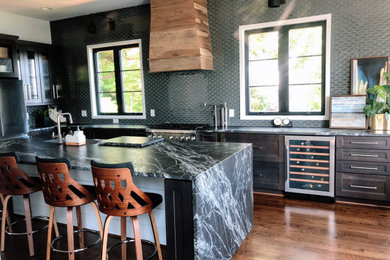 Modern l-shaped kitchen/diner in Charlotte with granite worktops, an island and black worktops.