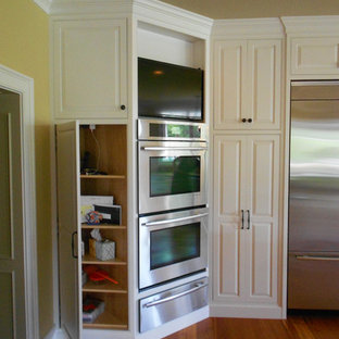 Traditional kitchen inspiration - Example of a classic kitchen design in Richmond