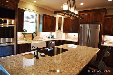 Foto di una cucina classica con top in granito, elettrodomestici in acciaio inossidabile e pavimento in vinile