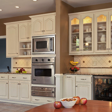 Charming Winter White with Golden Granite Countertop