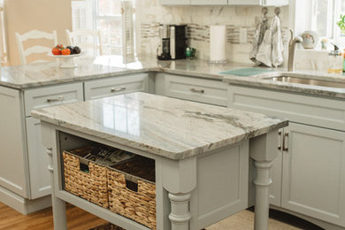 Exempel på ett mellanstort klassiskt kök, med en undermonterad diskho, luckor med infälld panel, skåp i mellenmörkt trä, granitbänkskiva, rostfria vitvaror, mellanmörkt trägolv, en köksö och grått golv